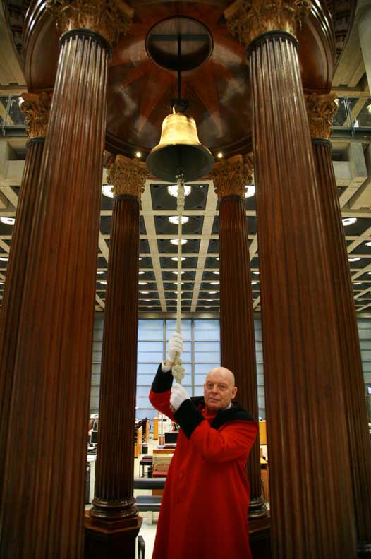 Lutine_bell_ringing.jpg